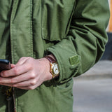 Herrklocka i guld med vit urtavla och brunt läderarmband