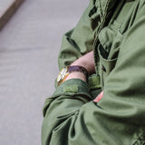 Herrklocka i guld med vit urtavla och brunt läderarmband